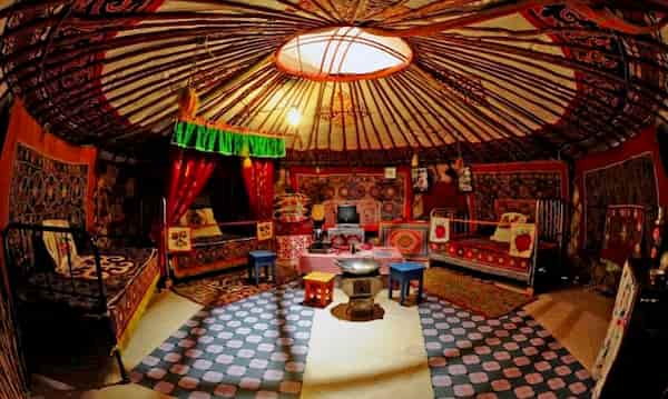 veduta interno di una yurta mongola