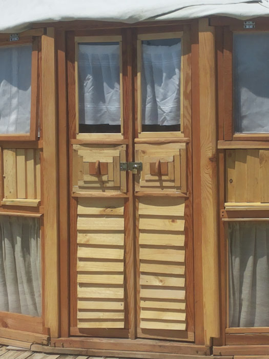 dettaglio porta della yurta nell' orto